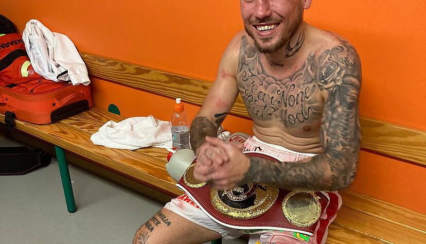 Die blutgetr&auml;nkte Hose veranschaulicht das harte Duell um den Global-Titel in der R&ouml;merhalle.