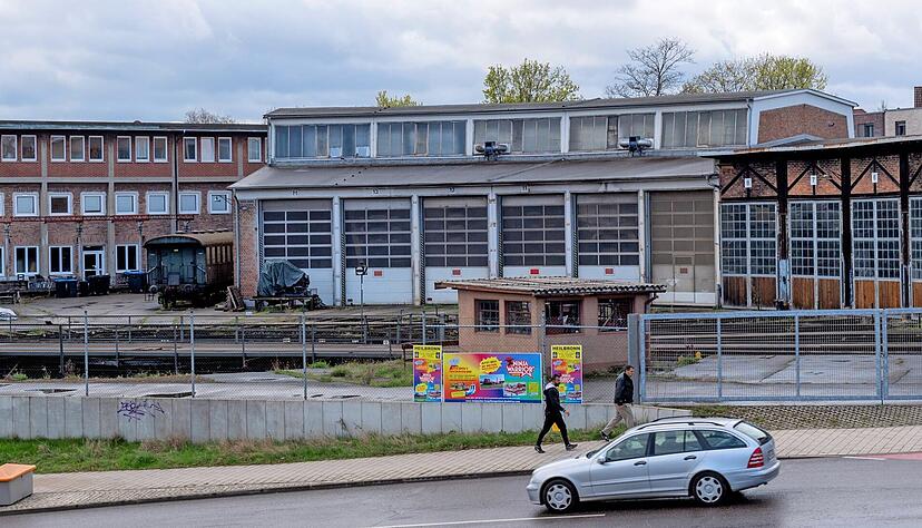 Verlassen und heruntergekommen präsentiert sich derzeit das Gelände des Süddeutschen Eisenbahnmuseums in Böckingen. Bis Ende Januar 2025 muss es geräumt sein. Was kommt dann?
Foto: Mario Berger Verlassen und heruntergekommen präsentiert sich derzeit das Gelände des Süddeutschen Eisenbahnmuseums in Böckingen. Bis Ende Januar 2025 muss es geräumt sein. Was kommt dann?
Foto: Mario Berger