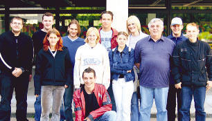 Die Fachpacker der Kaufm&auml;nnischen Berufsschule K&uuml;nzelsau mit ihrem Klassenlehrer Ernst Zeller nach bestandenen Abschlusspr&uuml;fungen. (Foto: privat)