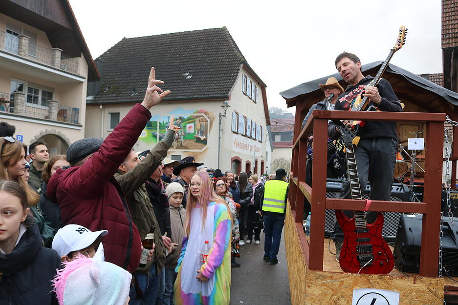 Der Festumzug im Mulfingen begeistert mit Vielfalt, Einfallsreichtum und Gemeinschaftsgef&uuml;hl.