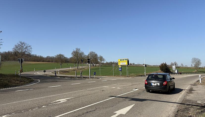 Autofahrer aus Weinsberg mussten auf der L1101 monatelang am Stoppschild halten und Linksabbieger durchlassen. Noch nicht alle haben sich an die nach einem Jahr geänderte Vorfahrt gewöhnt. Autofahrer aus Weinsberg mussten auf der L1101 monatelang am Stoppschild halten und Linksabbieger durchlassen. Noch nicht alle haben sich an die nach einem Jahr geänderte Vorfahrt gewöhnt.