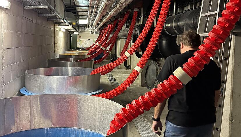 Die Leinen, die sonst die Bahnen voneinander trennen, warten jetzt im Keller auf ihren Einsatz 2025. Die Leinen, die sonst die Bahnen voneinander trennen, warten jetzt im Keller auf ihren Einsatz 2025.