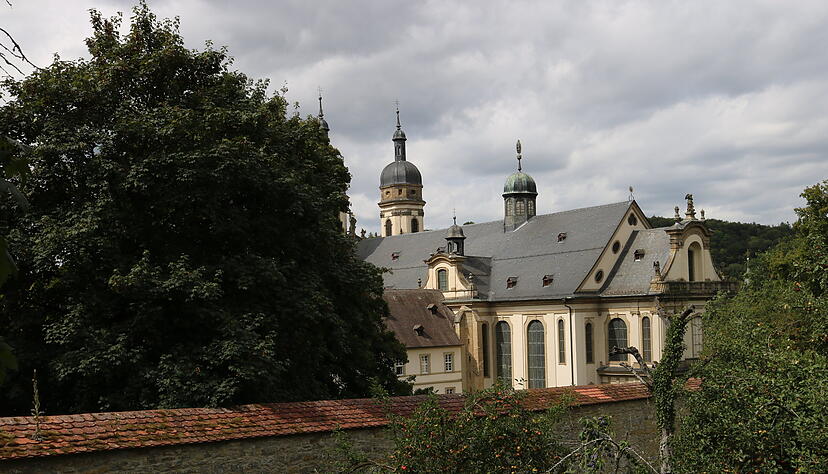 Kaum ist man aus dem Wald, da sieht man schon das Kloster Sch&ouml;ntal. Heute befindet sich darin eine Tagungsst&auml;tte.