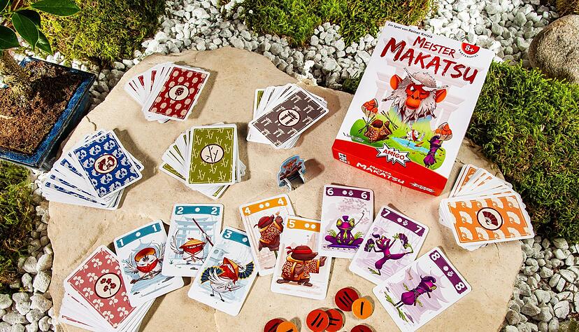 Wer sich bei «Meister Makatsu» hohe Karten bis zur dritten und letzten Spielrunde aufhebt, wird keine Chance auf den Sieg haben. Denn wer die höchste Karte in einer Farbe gespielt hat, bekommt Minuspunkte. Wer sich bei «Meister Makatsu» hohe Karten bis zur dritten und letzten Spielrunde aufhebt, wird keine Chance auf den Sieg haben. Denn wer die höchste Karte in einer Farbe gespielt hat, bekommt Minuspunkte.