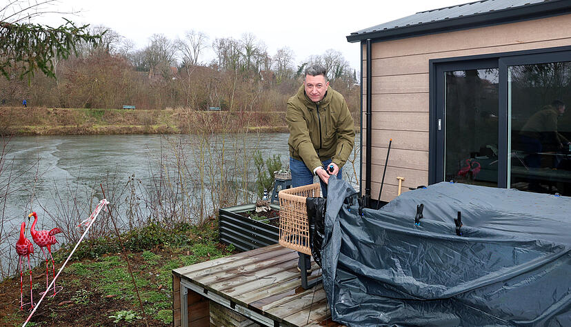 Im vergangenen Juni kam das neue Mobilheim von Martin Benne. Im Inneren ist alles eingerichtet, jetzt k&uuml;mmert sich der ehemalige Motorbootrennfahrer um die Au&szlig;enanlage direkt am See.
