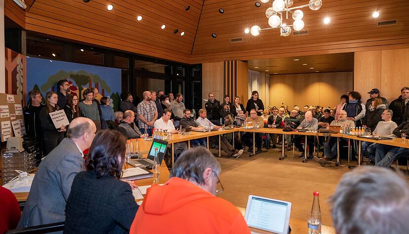 Geplante Flüchtlingsunterkunft im Greuthof: Die Sitz- und Stehplätze im Sitzungsaal in Weihenbronn reichten nicht aus, um alle Zuhörer unterzubringen. Sie standen auch noch im Flur. Erwartungsgemäß war das Interesse an der Entscheidung des Gemeinderats zur Flüchtlingsunterkunft riesengroß. Geplante Flüchtlingsunterkunft im Greuthof: Die Sitz- und Stehplätze im Sitzungsaal in Weihenbronn reichten nicht aus, um alle Zuhörer unterzubringen. Sie standen auch noch im Flur. Erwartungsgemäß war das Interesse an der Entscheidung des Gemeinderats zur Flüchtlingsunterkunft riesengroß.