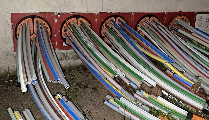Ein unbekannter T&auml;ter zerschnitt alle freiliegenden Glasfaserkabel an einem Verteilergeb&auml;ude in G&uuml;glingen.