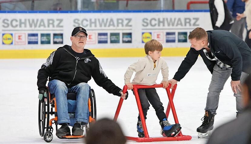 Menschen mit und ohne Beeintr&auml;chtigung tragen sich beim Inklusionstag des Heilbronner EC auf dem Eis.
Foto: privat