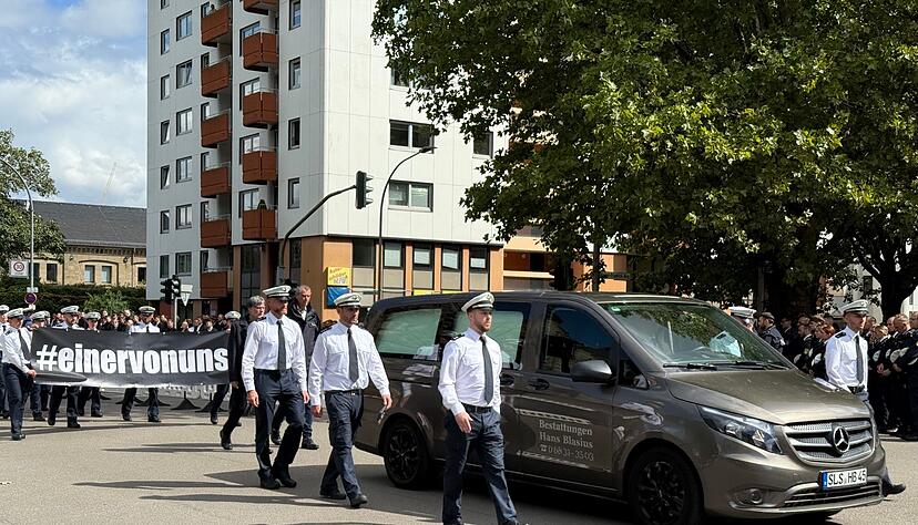 1.500 bis 2.000 Menschen kamen, um dem get&ouml;teten Polizisten die letzte Ehre zu erweisen