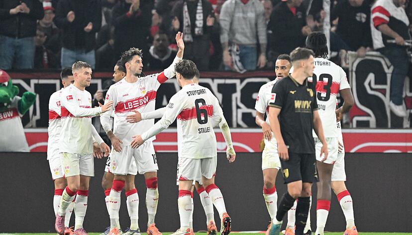 Die Stuttgarter feiern den Sieg gegen den FC Augsburg.