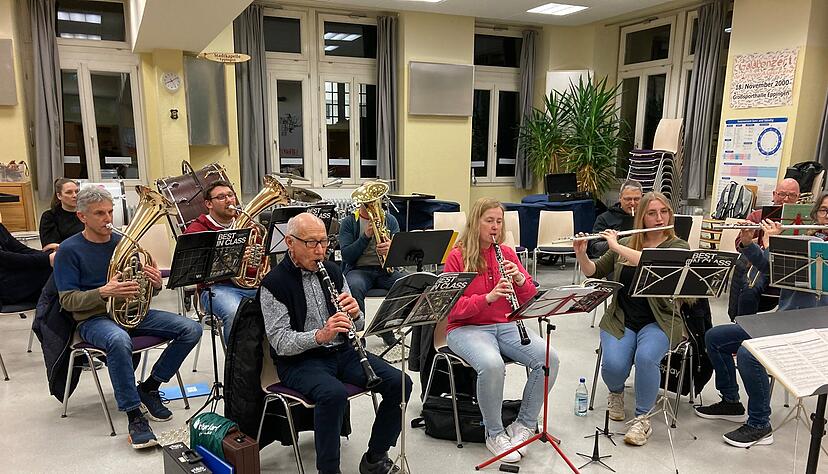 Neues Projekt: Die Erwachsenen-Bl&auml;serklasse ist die Schnittstelle zwischen der Musikschule und den Musikvereinen sowie den Feuerwehrkapellen.
Foto: J&ouml;rg K&uuml;hl