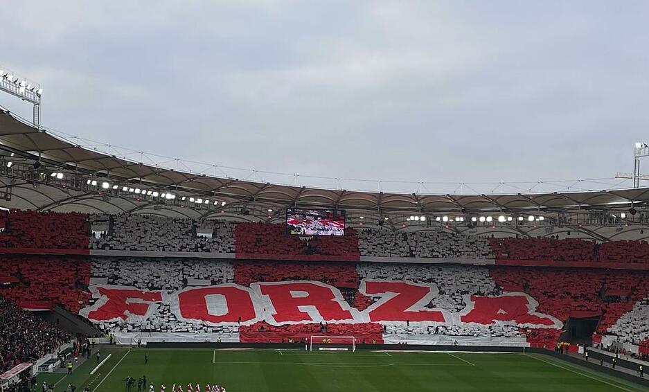 Die Choreografie in der Cannstatter Kurve trägt den Schriftzug "Forza VfB".  Vor der Partie vom VfB Stuttgart gegen den VfL Wolfsburg setzten die VfB-Fans damit ein erstes Ausrufezeichen.