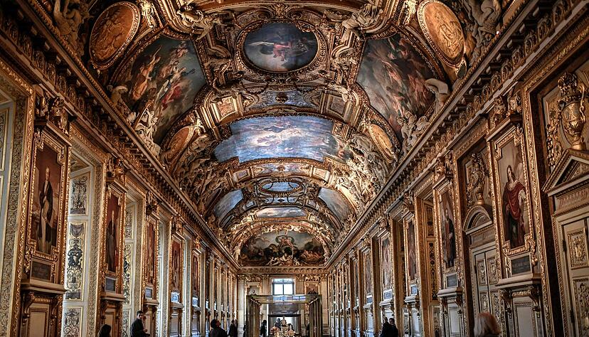 In der prachtvollen Galerie d'Apollon im Louvre wird kostbarer Schmuck ausgestellt. (Archivbild) In der prachtvollen Galerie d'Apollon im Louvre wird kostbarer Schmuck ausgestellt. (Archivbild)