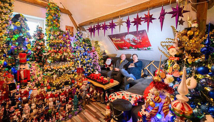 621 Weihnachtsb&auml;ume mit weit &uuml;ber 125.000 Christbaumkugeln und 50.000 Lichtern: Zur Adventszeit erstrahlt das Haus der Familie Jeromin als kunterbunte Weihnachtswelt.
