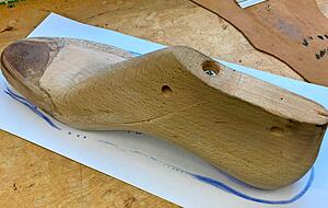 Passt der Leisten zur Fußform des Kunden? 1,5 Zentimeter muss Schäfer bei der Länge dazugeben. Passt der Leisten zur Fußform des Kunden? 1,5 Zentimeter muss Schäfer bei der Länge dazugeben.