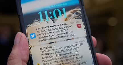 Seit Februar warnen Behörden in Deutschland über Cell Broadcast mit einer Art SMS vor Hochwasser, Großbränden und anderen folgenschweren Ereignissen.