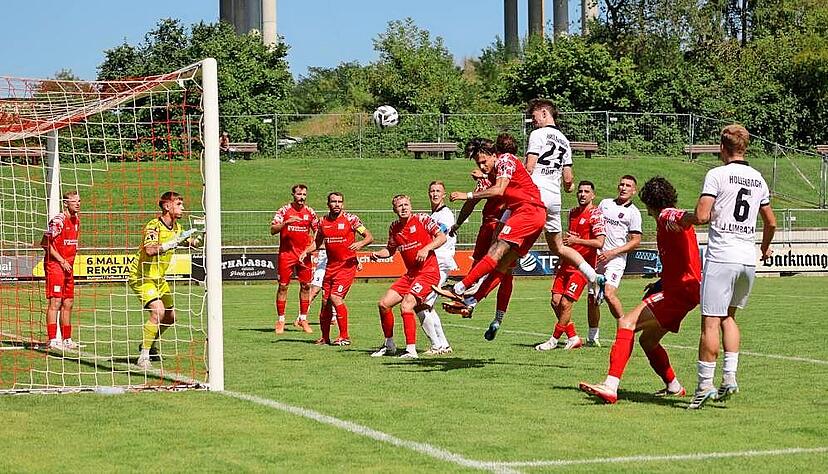 Der Hollenbacher Niklas D&ouml;rr steigt bedr&auml;ngt von zwei Backnangern nach einem Eckball am h&ouml;chsten und k&ouml;pft das 1:0.
Fotos: Marc Schmerbeck