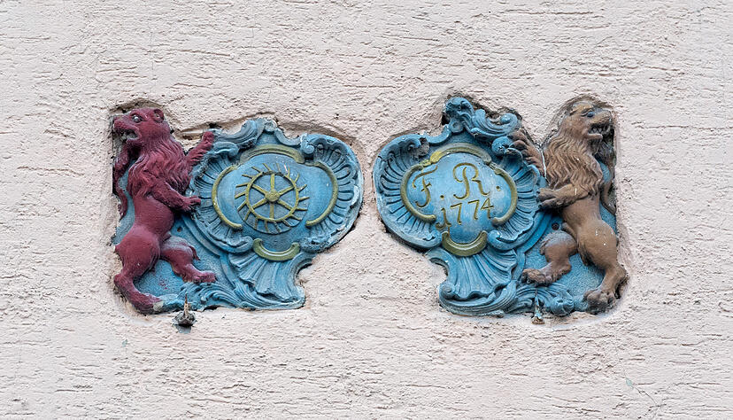 Das Wappen der Familie Rahmer datiert aus dem Jahr 1774. Es h&auml;ngt noch heute am Giebel des M&uuml;hlengeb&auml;udes.