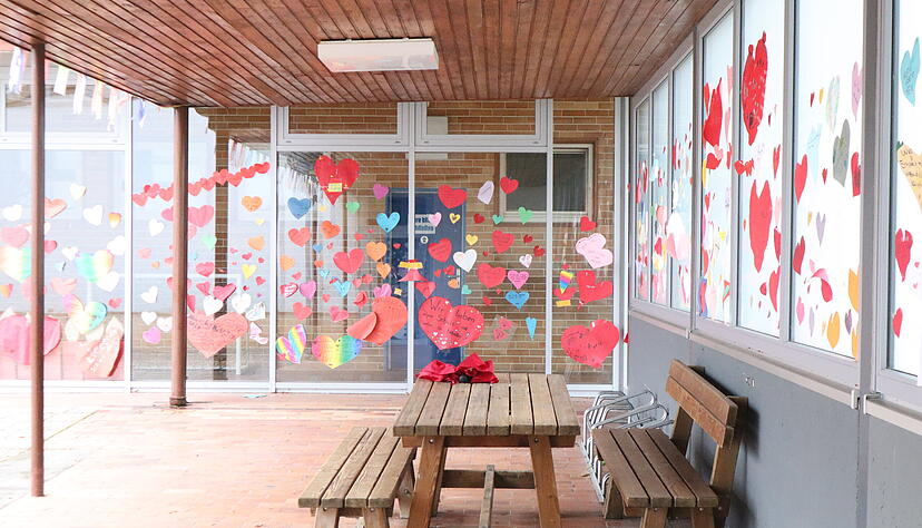 Herzen am Eingangsportal der Ernsbacher Grundschule: Eine Aktion, die die Gegner der Schlie&szlig;ung organisiert haben.