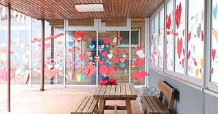 Herzen am Eingangsportal der Ernsbacher Grundschule: Eine Aktion, die die Gegner der Schlie&szlig;ung organisiert haben.