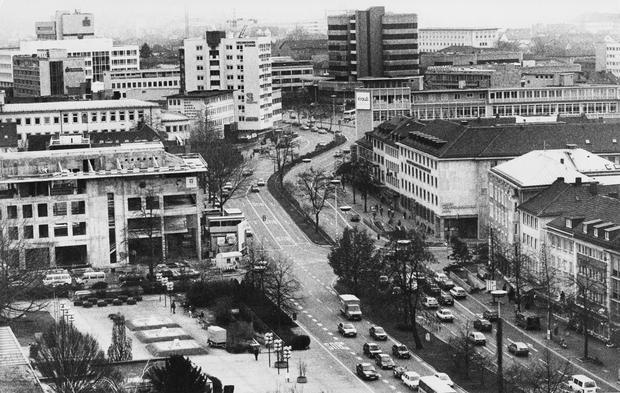 1992. Blick vom Shoppinghaus auf die Allee. Links der Rohbau des neuen Gebäudes, im Hintergrund das Heilbronner Stimme Hochhaus und das Wollhauszentrum.