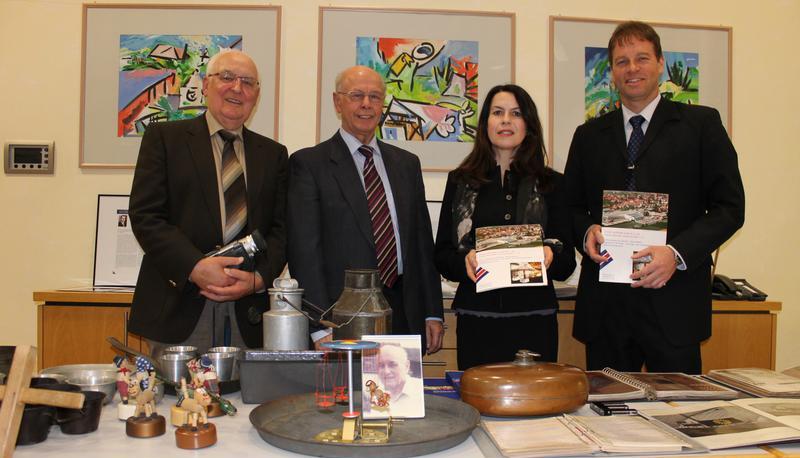 Beim Festabend im Weinhaus: (von links) Autor Horst Veitinger, der frühere Hoerner-Geschäftsführer Karl Kurz, Kreisarchivarin Petra Schön und der Eberstädter Bürgermeister Timo Frey.
Foto: Joachim Kinzinger Beim Festabend im Weinhaus: (von links) Autor Horst Veitinger, der frühere Hoerner-Geschäftsführer Karl Kurz, Kreisarchivarin Petra Schön und der Eberstädter Bürgermeister Timo Frey.
Foto: Joachim Kinzinger