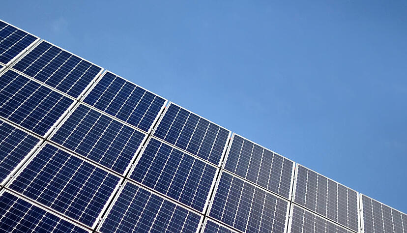 Solarstrom soll einen entscheidenden Beitrag zur Energiewende leisten. Ohne die privaten Investoren wird das nicht funktionieren. Deshalb werden die Rahmenbedingungen nun verbessert.
Foto: dpa