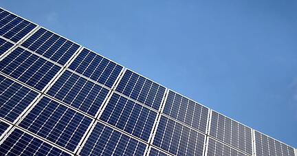 Solarstrom soll einen entscheidenden Beitrag zur Energiewende leisten. Ohne die privaten Investoren wird das nicht funktionieren. Deshalb werden die Rahmenbedingungen nun verbessert.
Foto: dpa