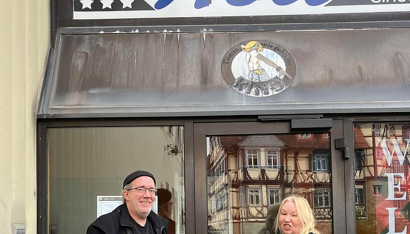 Ende Mail schließen Ralph Gläser und seine Frau Elke das Holi.