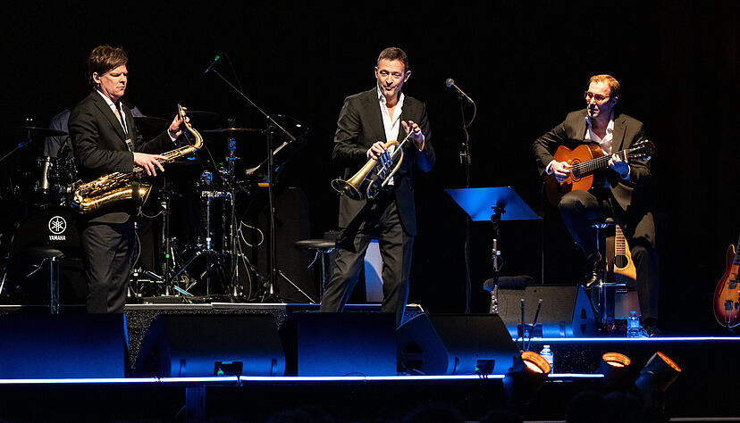 Schlicht &bdquo;Italia&ldquo; hei&szlig;t das aktuelle Album von Till Br&ouml;nner. Seit Ende M&auml;rz ist der 54-J&auml;hrige auf Tour, am Freitagabend spielte der Jazzer mit Band in der Harmonie.