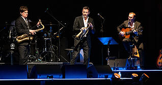 Schlicht &bdquo;Italia&ldquo; hei&szlig;t das aktuelle Album von Till Br&ouml;nner. Seit Ende M&auml;rz ist der 54-J&auml;hrige auf Tour, am Freitagabend spielte der Jazzer mit Band in der Harmonie.