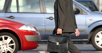 F&uuml;r den Job umziehen? Gar ins Ausland? Das k&ouml;nnen sich viele Menschen in&nbsp;Deutschland vorstellen. Jedenfalls eher als &uuml;ber weite Strecken zu pendeln. Foto: Martin Gerten