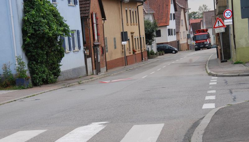 Der Zebrastreifen wird auf die andere Seite der einmündenden Straße verlegt, schmale Gehwege werden verbreitert.Foto: Schneider