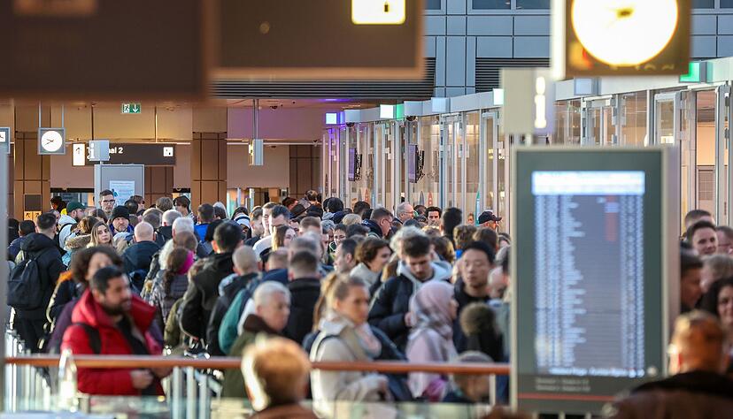 Der Präsident des Bundesverbandes der Luftsicherheitsunternehmen (BDLS), Alexander Borgschulze, sagt, die Personalgewinnung sei für die Branche eine Herausforderung und «das bestehende System stößt an seine Grenzen». (Symbolbild) Der Präsident des Bundesverbandes der Luftsicherheitsunternehmen (BDLS), Alexander Borgschulze, sagt, die Personalgewinnung sei für die Branche eine Herausforderung und «das bestehende System stößt an seine Grenzen». (Symbolbild)
