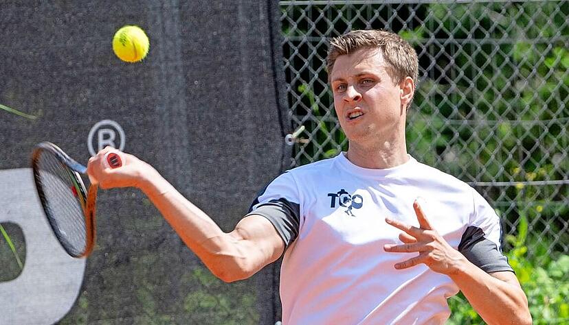 Zwei Mal im Match-Tiebreak knapp gewonnen: Patrick Kienzle vom TC Oberstenfeld siegt im Einzel 14:12 und im Doppel 11:9, unterliegt aber dennoch.
Foto: Christiana Kunz