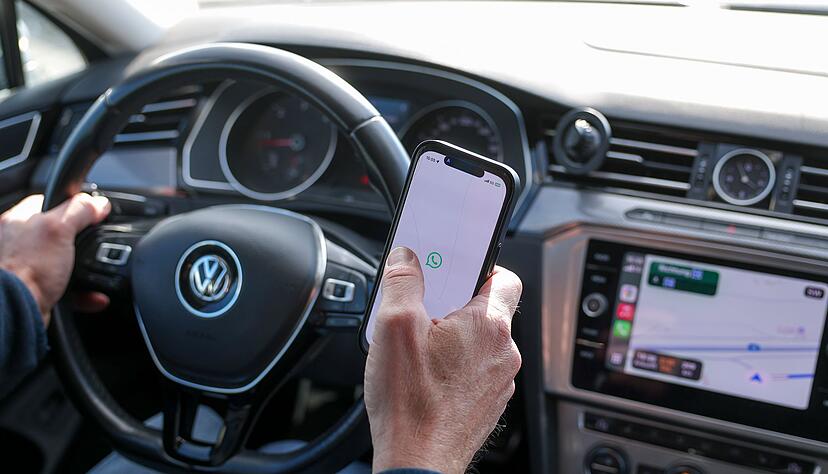 Bloß nicht ablenken lassen: So bleiben Sie beim Autofahren konzentriert.