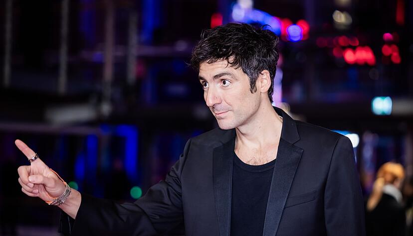 Ilker &Ccedil;atak gewann f&uuml;r &laquo;Gelbe Briefe&raquo; den Hauptpreis der Berlinale - hier zu sehen kurz vor der Preisverleihung.