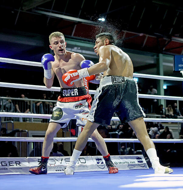 Boxnacht in der Römerhalle Heilbronn. Kastriot Supa (Ludwigsburg) gegen Ramiro Blanco (Nicaragua) Boxnacht in der Römerhalle Heilbronn. Kastriot Supa (Ludwigsburg) gegen Ramiro Blanco (Nicaragua)