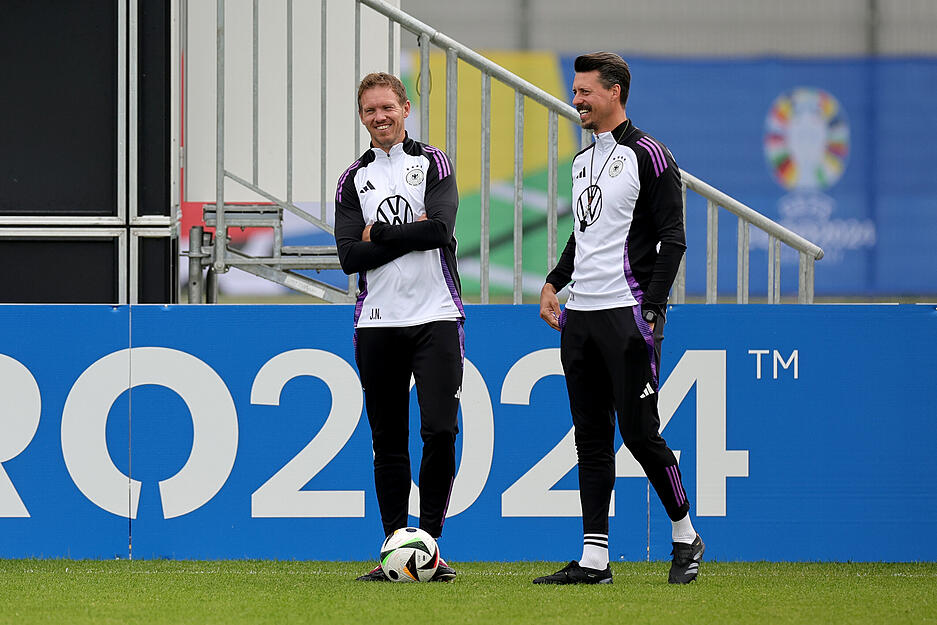 Julian Nagelsmann arbeitet unter anderem mit Co-Trainer Sandro Wagner (r.) beim DFB zusammen. Bei der TSG Hoffenheim war Wagner noch Stürmer unter Nagelsmann.