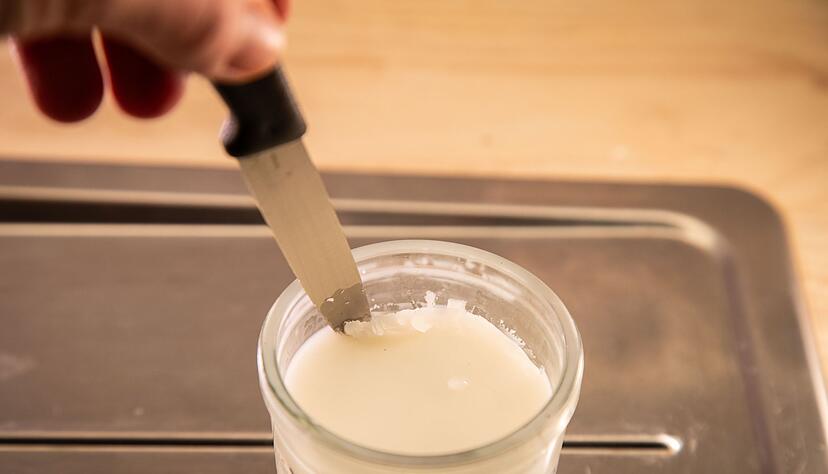 Schritt 2: Das Wachs aushärten lassen und mit einem Messer aus dem Glas herausbrechen.