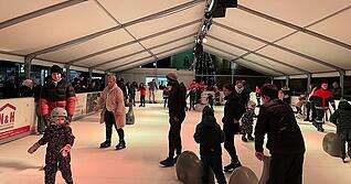 Alles dreht sich: Die Eisbahn in Bad Rappenau ist wieder er&ouml;ffnet und  wurde vom Publikum bereits gut angenommen.