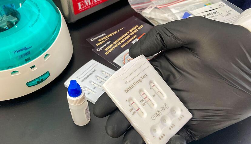 Mit handlichen Tests k&ouml;nnen Substanzen auf ihre Zusammensetzung getestet werden - wie hier bei einem Drug-Checking-Projekt der Suchthilfe in Th&uuml;ringen. (Archivbild)