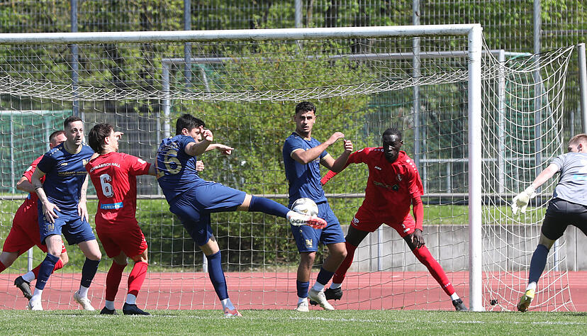 Darius Tieranu (Mitte) kommt zum Abschluss, doch beim 0:3 im Heimspiel auf dem Pichterich wollte der Sport-Union Neckarsulm kein Tor gelingen.