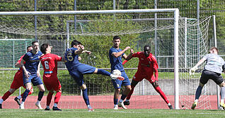 Darius Tieranu (Mitte) kommt zum Abschluss, doch beim 0:3 im Heimspiel auf dem Pichterich wollte der Sport-Union Neckarsulm kein Tor gelingen.