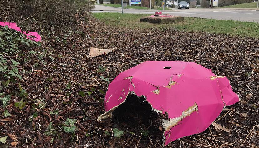 Der Karl in Flein, hier im Bild, ist bereits das zweite Explosions-Opfer - vor einer Woche wurde bereits ein Buga-Maskottchen in Beilstein gesprengt. Foto: Adrian Hoffmann Der Karl in Flein, hier im Bild, ist bereits das zweite Explosions-Opfer - vor einer Woche wurde bereits ein Buga-Maskottchen in Beilstein gesprengt. Foto: Adrian Hoffmann