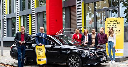 Premiere vor dem Landratsamt: Norbert Heuser (Zweiter von Links), Mitarbeiter und Jugendliche stellen das Fifty-Fifty-Taxi vor, das am 29. Oktober startet. Premiere vor dem Landratsamt: Norbert Heuser (Zweiter von Links), Mitarbeiter und Jugendliche stellen das Fifty-Fifty-Taxi vor, das am 29. Oktober startet.