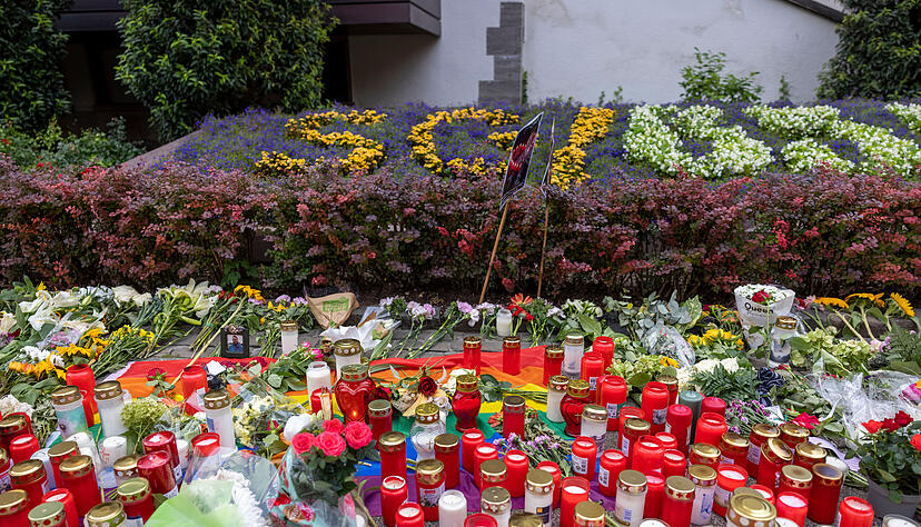 Nach der Messerattacke auf dem Solinger Stadtfest haben Menschen in der Nähe des Tatortes Blumen und Kerzen niedergelegt.