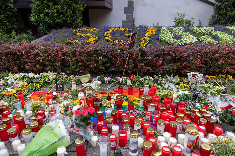 Nach der Messerattacke auf dem Solinger Stadtfest haben Menschen in der Nähe des Tatortes Blumen und Kerzen niedergelegt.