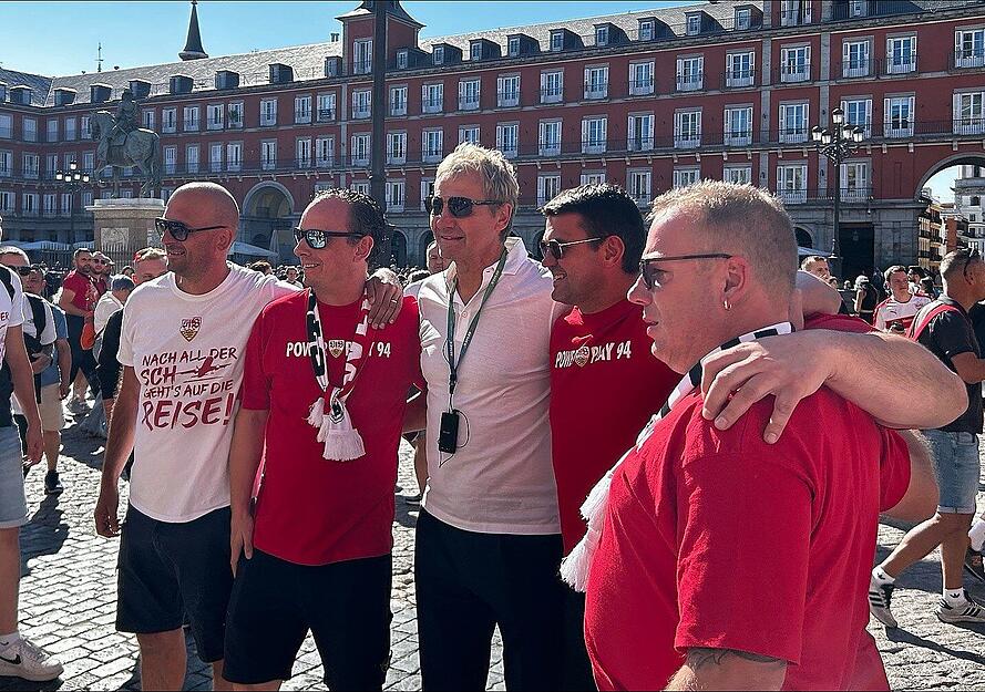 VfB-Anhänger machen ein Foto mit Vereinslegende und Weltmeister Guido Buchwald (weißes Hemd, Mitte).