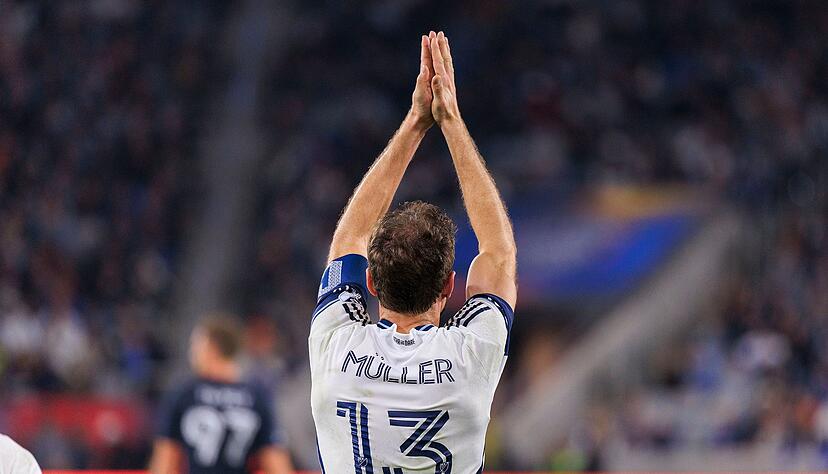 Applaus für 200 mitgereiste Fans aus Vancouver - mehr Karten gab es nicht für die Kanadier. Applaus für 200 mitgereiste Fans aus Vancouver - mehr Karten gab es nicht für die Kanadier.